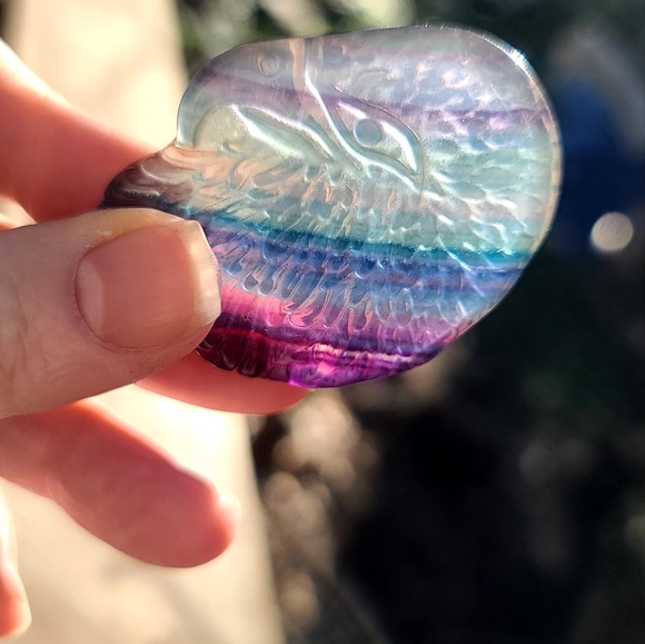 Handcarved Fluorite Eagle Head palm crystal - Picture 6 of 6